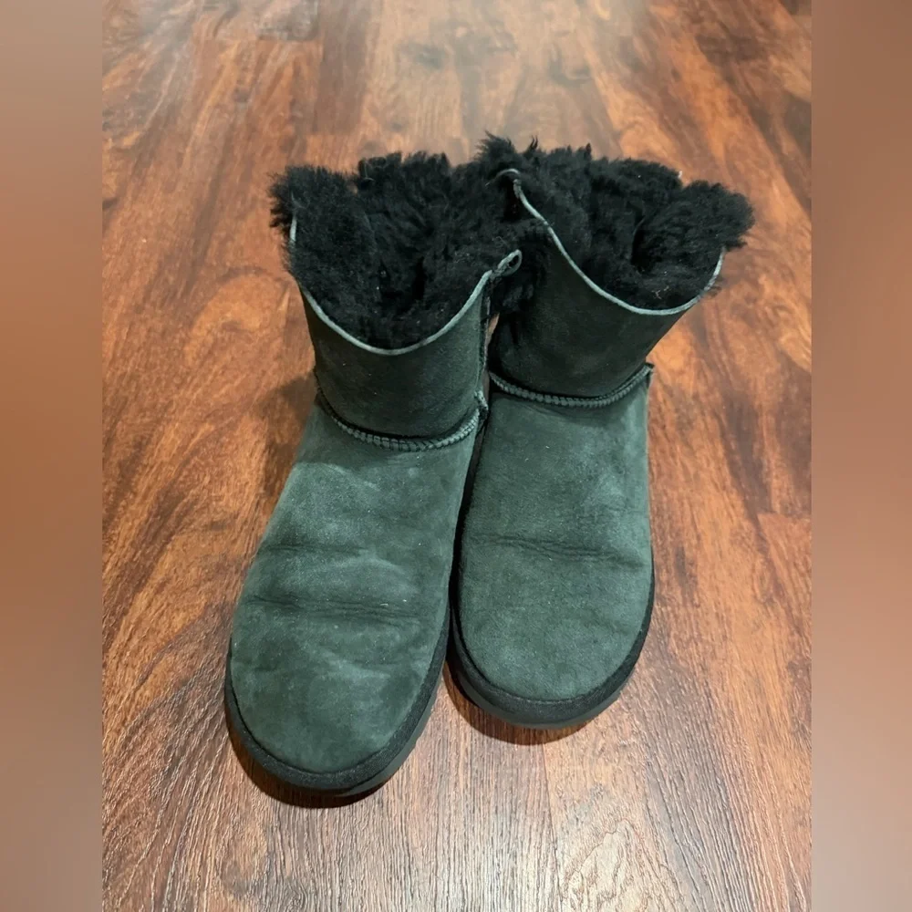 UGG Black Mini Bailey Bow Winter Boots Womens Size 6  Leather Sheepskin